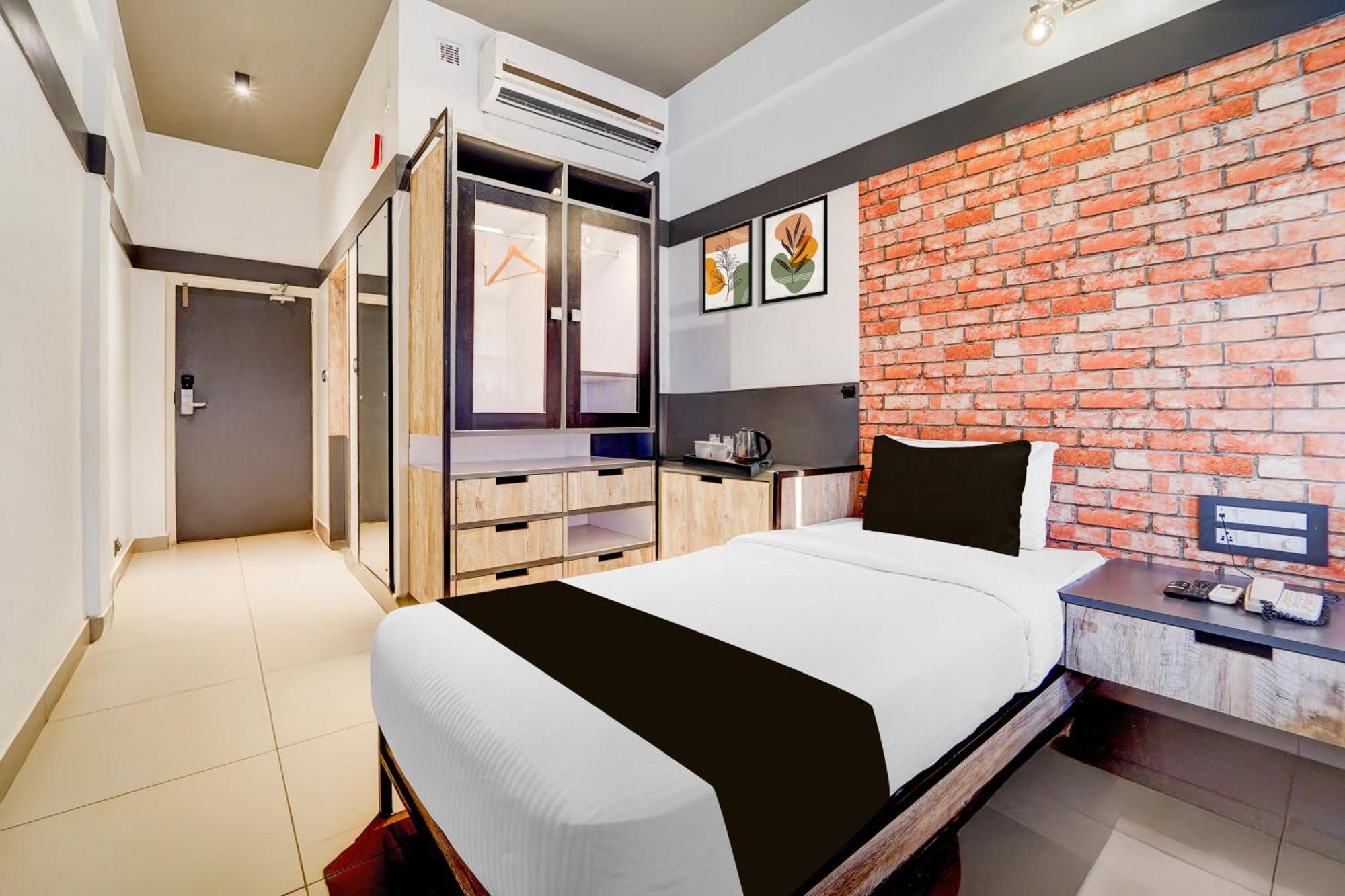 Super Townhouse Oak Мангалор Екстериор снимка