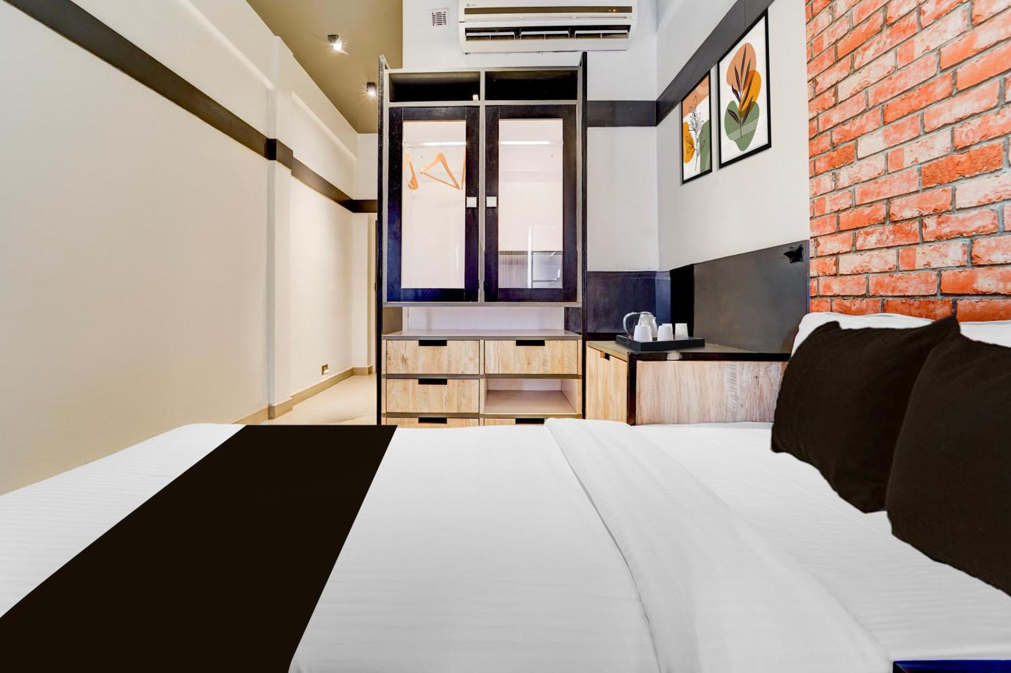 Super Townhouse Oak Мангалор Екстериор снимка