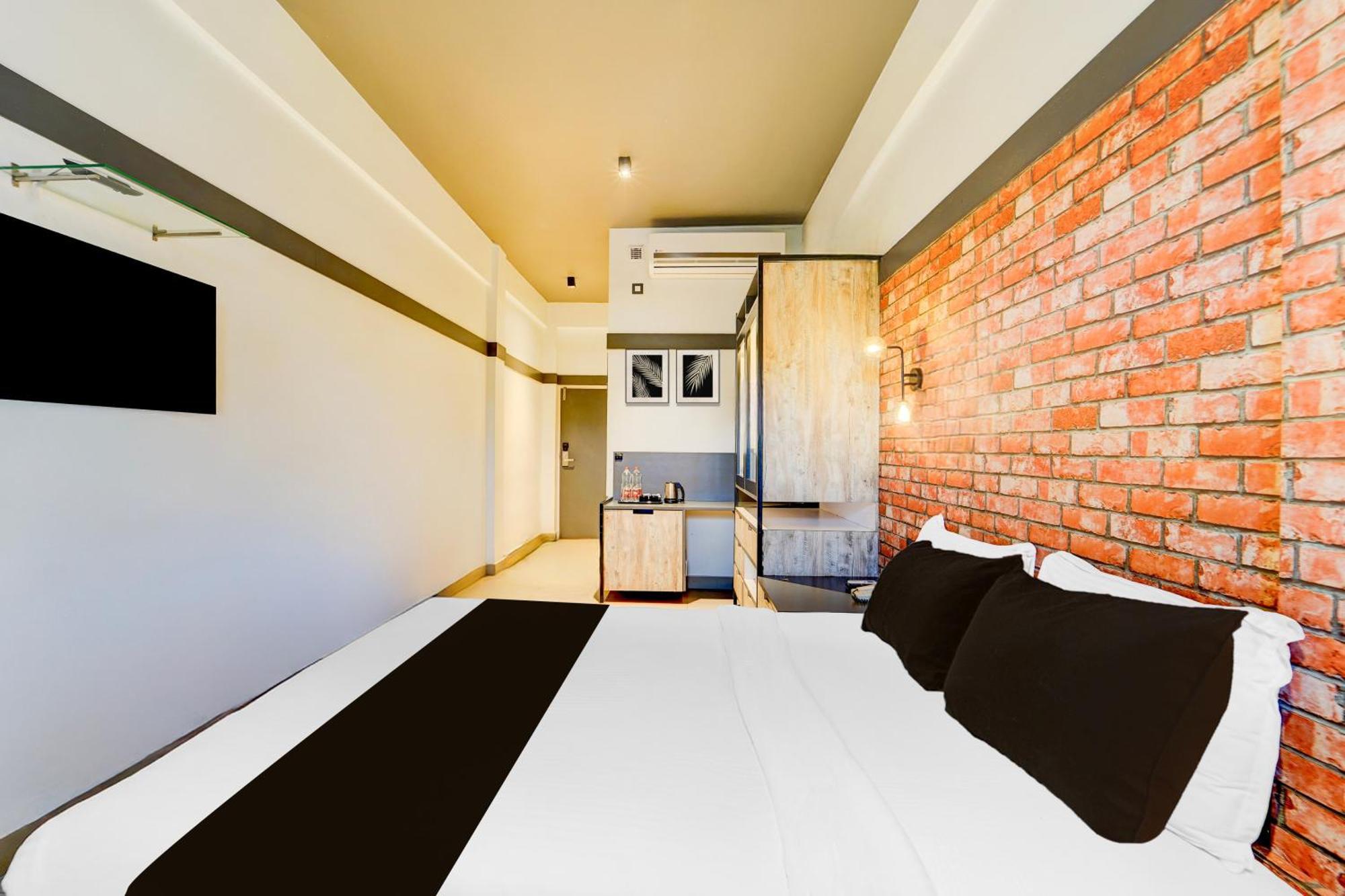 Super Townhouse Oak Мангалор Екстериор снимка